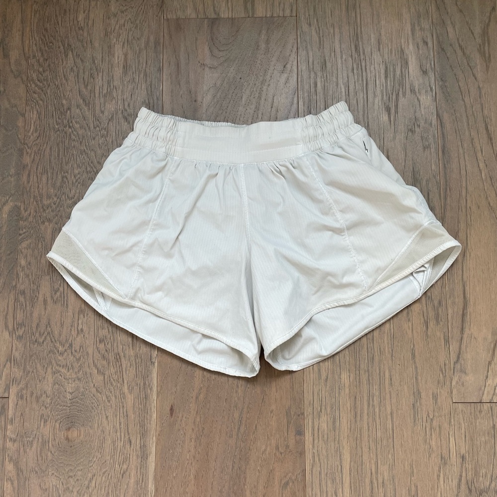 Lululemon White Hotty Hot Low-Rise Lined Short 4” size 2
